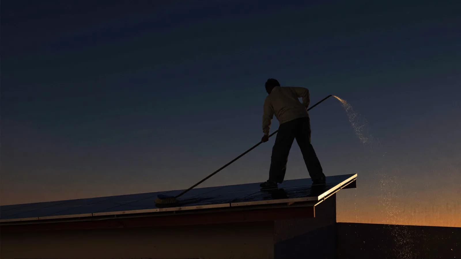 Cómo limpiar paneles solares (y evitar que se ensucien)